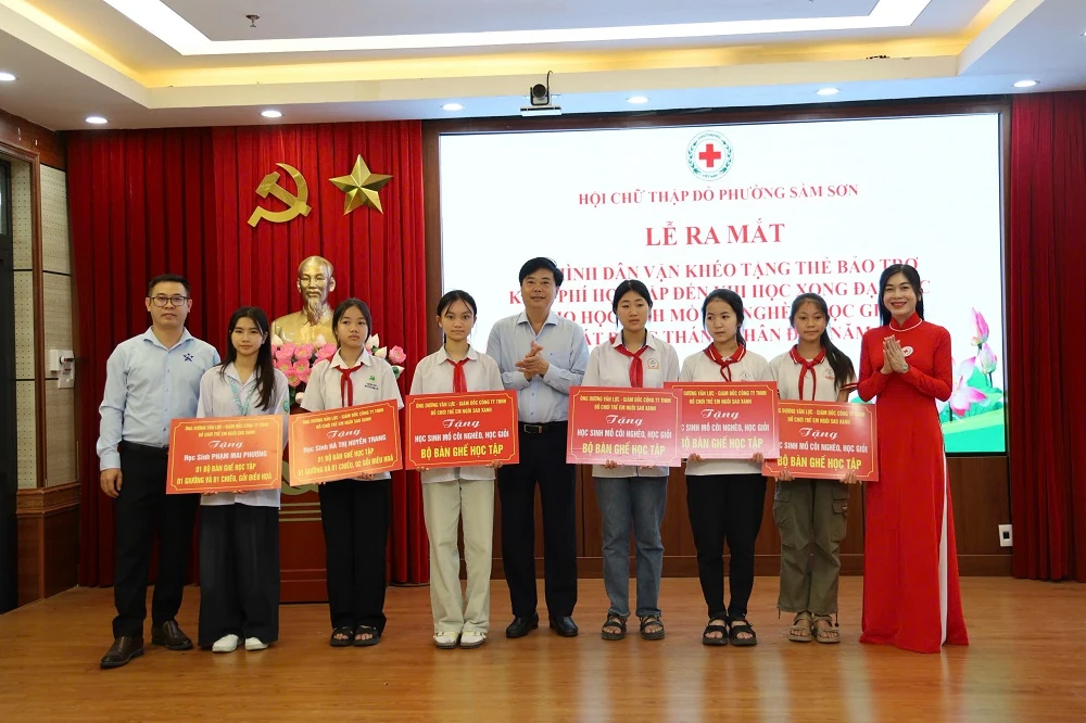 Ra mắt mô hình Dân vận khéo tặng thẻ bảo trợ học sinh nghèo