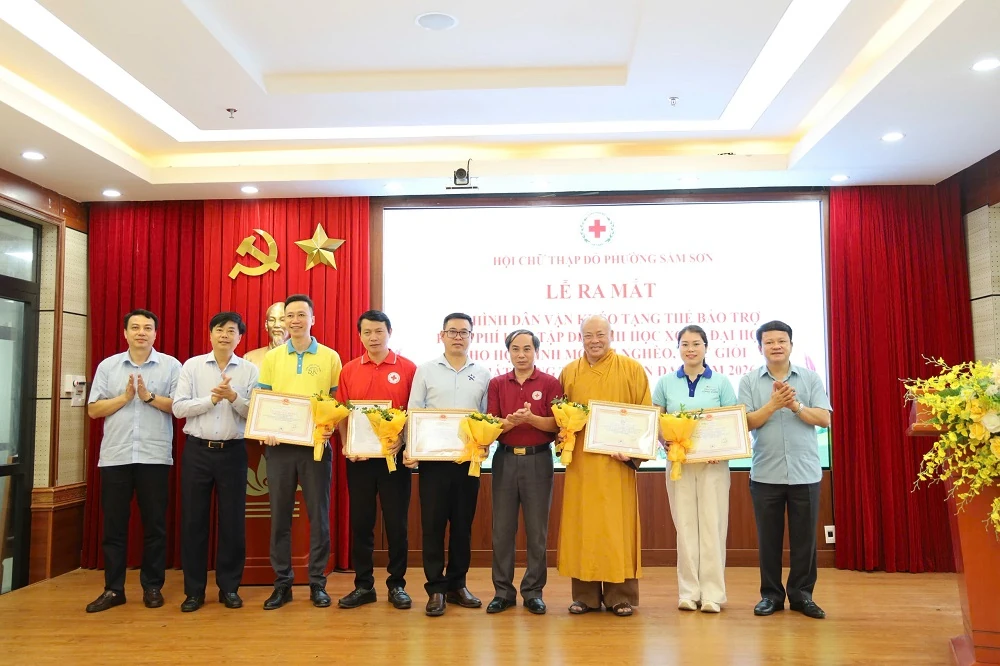 Ra mắt mô hình Dân vận khéo tặng thẻ bảo trợ học sinh nghèo