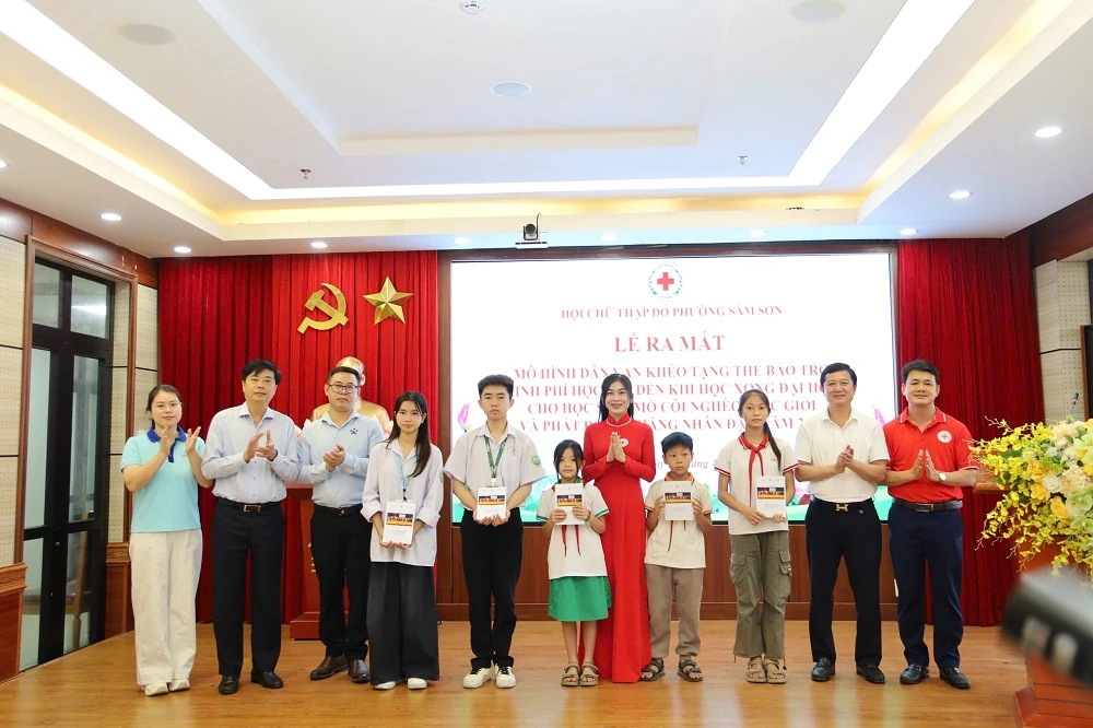 Ra mắt mô hình Dân vận khéo tặng thẻ bảo trợ học sinh nghèo