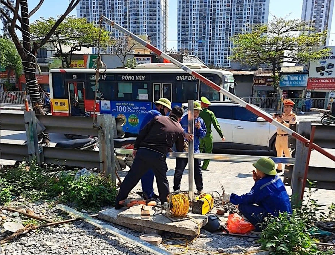 65 vụ tai nạn trong 4 tháng: Lối đi tự mở tiếp tục là “điểm đen an toàn đường sắt