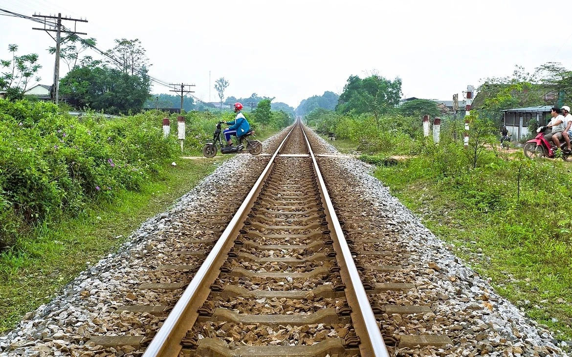 65 vụ tai nạn trong 4 tháng: Lối đi tự mở tiếp tục là “điểm đen an toàn đường sắt