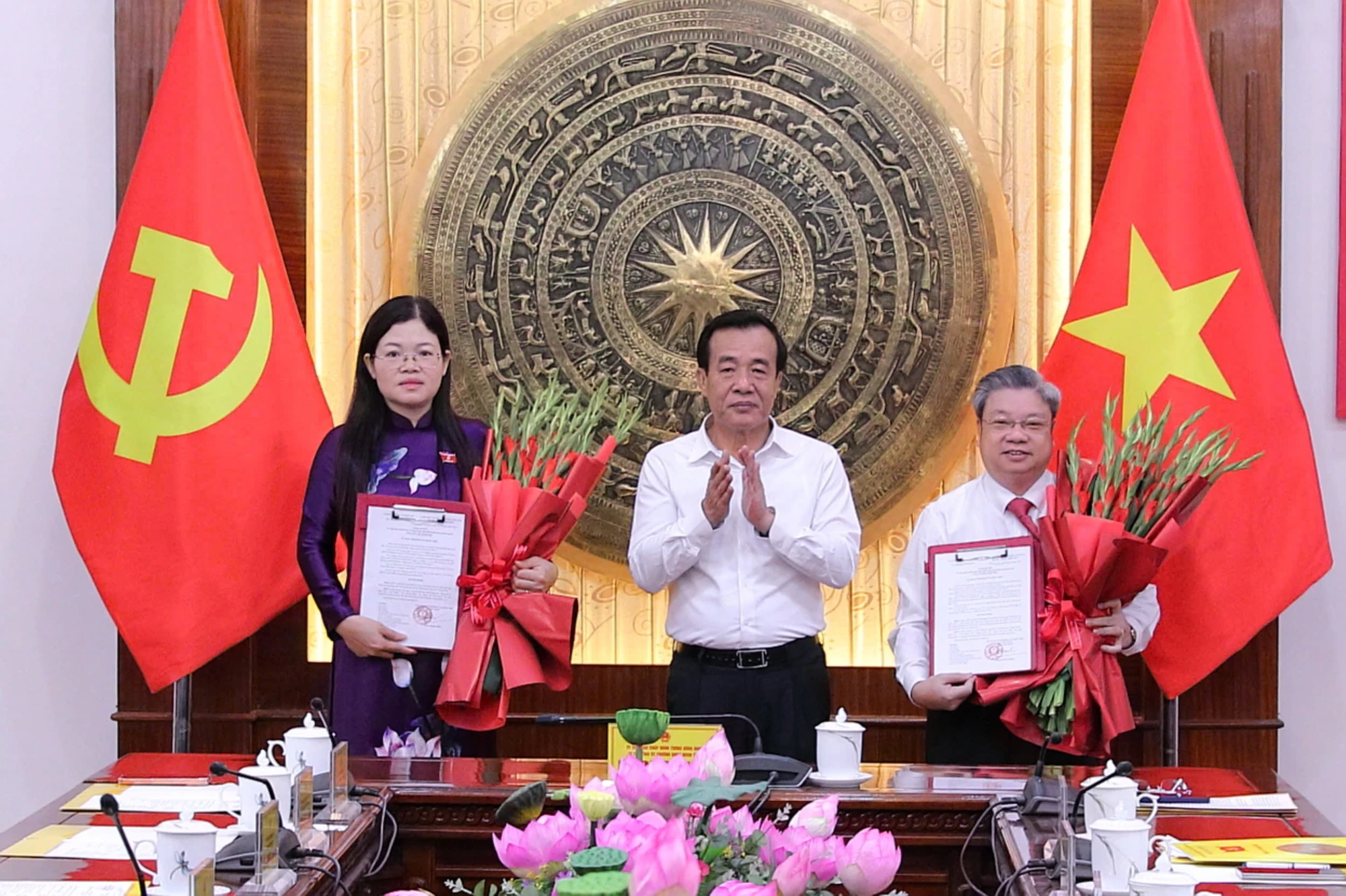 Công bố Nghị quyết của Ủy ban Thường vụ Quốc hội về công tác cán bộ