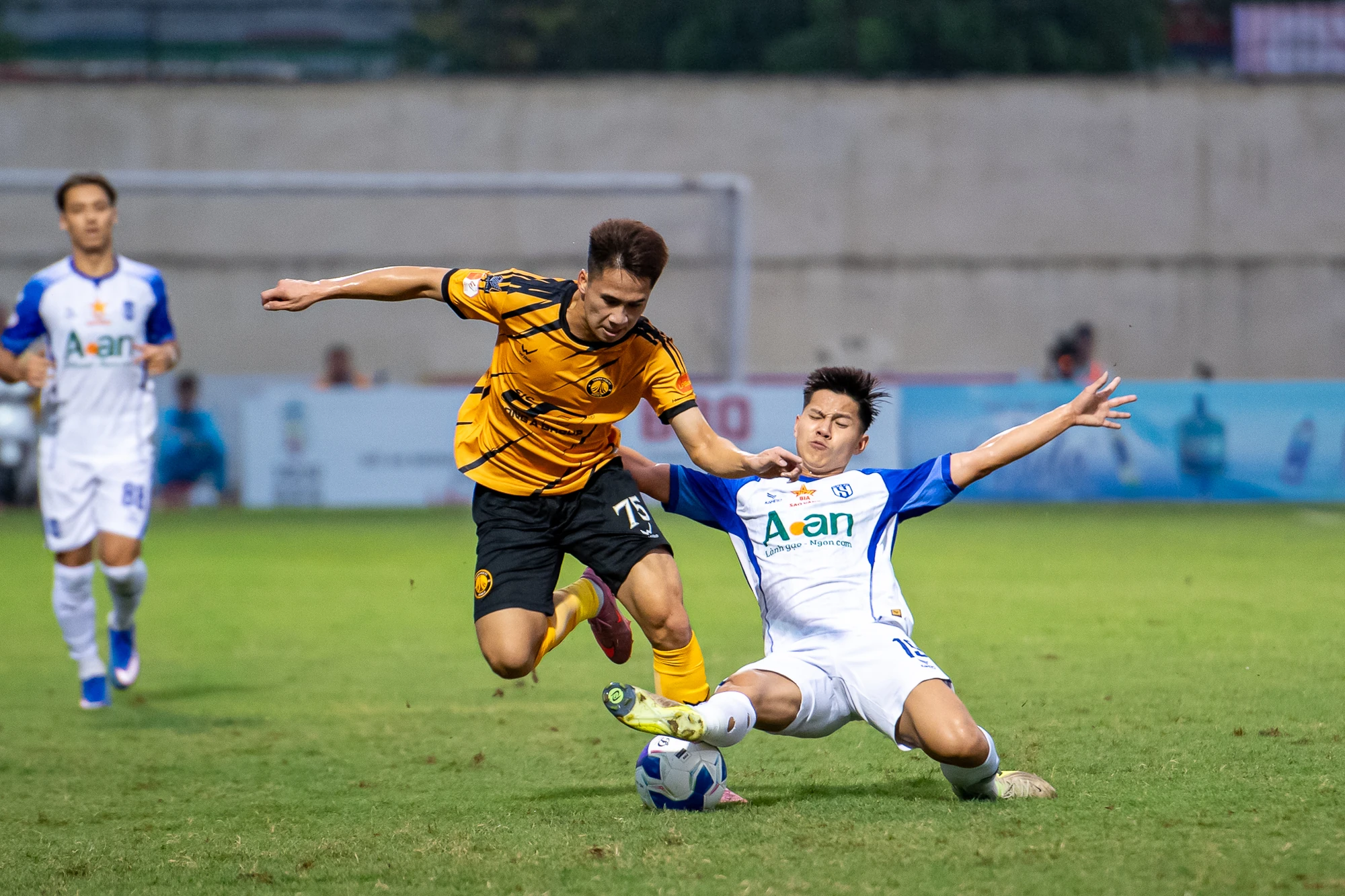 Đông Á Thanh Hoá chia điểm tiếc nuối trước SLNA