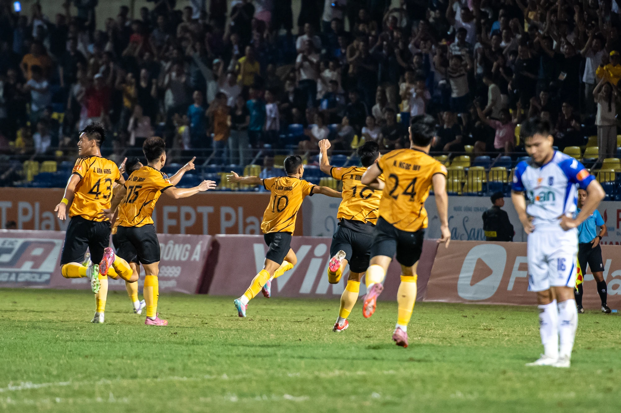 Đông Á Thanh Hoá chia điểm tiếc nuối trước SLNA