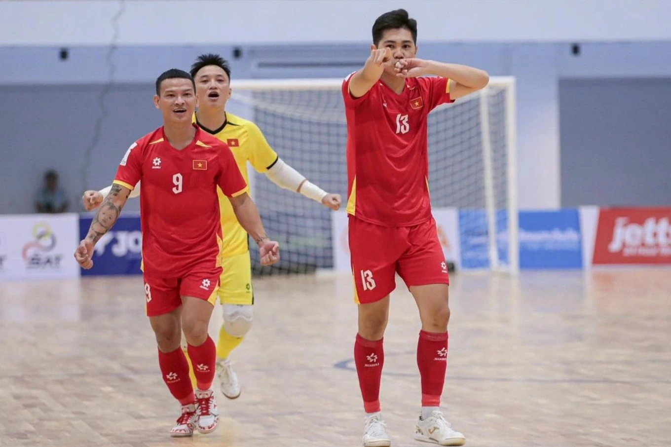 Hà Nội FC thăng hoa; Man City áp sát ngôi đầu Ngoại Hạng Anh