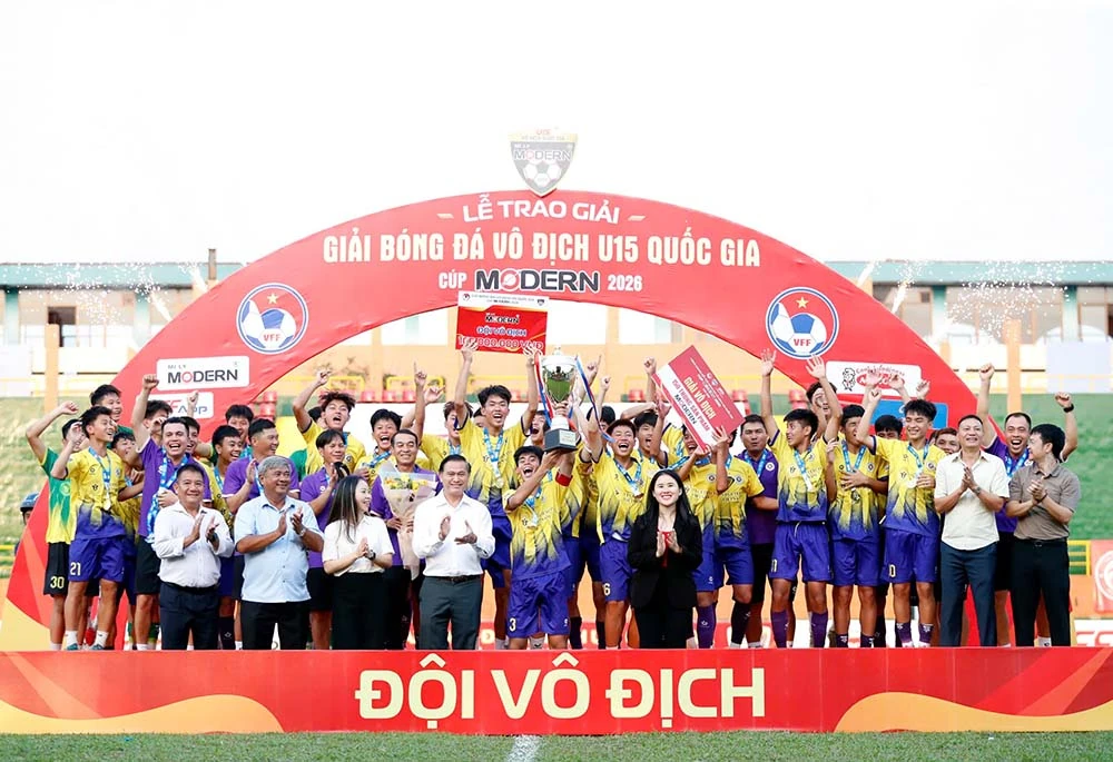 U15 Hà Nội I lần đầu vô địch U15 Quốc gia; Barca dừng bước tại tứ kết Champions League