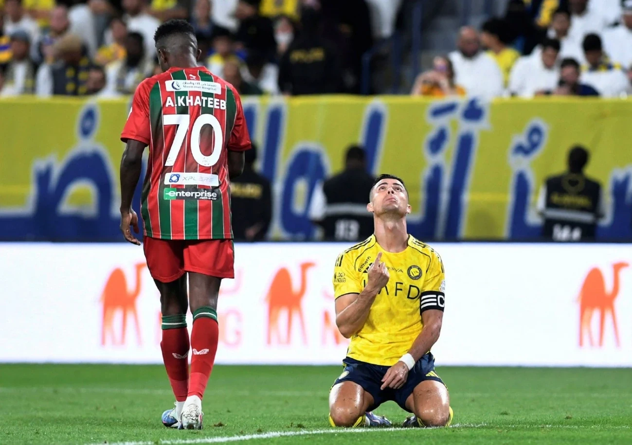 Hà Nội FC thắng kịch tính Becamex TP HCM; Ronaldo nôn ói ở trận thắng của Al Nassr