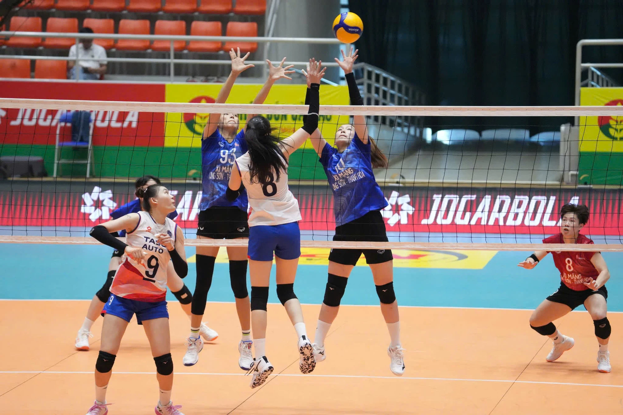 Bóng chuyền nữ XMLS Thanh Hóa thất bại sau 3 sec trước đội đầu bảng Hà Nội Tasco Auto