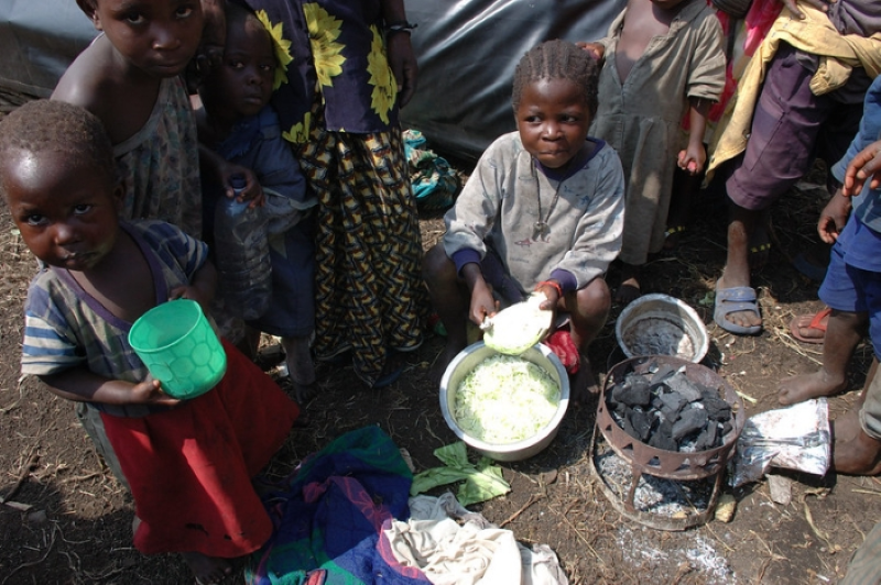 Viện trợ nước ngoài toàn cầu giảm kỷ lục 23% trong năm 2025