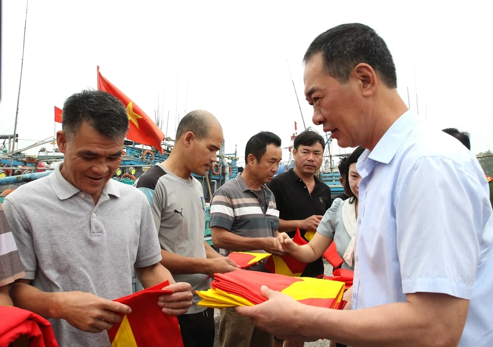 Trao tặng cờ Tổ quốc cho ngư dân Sầm Sơn, lan tỏa tinh thần yêu nước