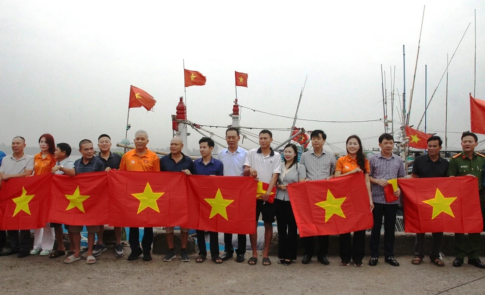 Trao tặng cờ Tổ quốc cho ngư dân Sầm Sơn, lan tỏa tinh thần yêu nước