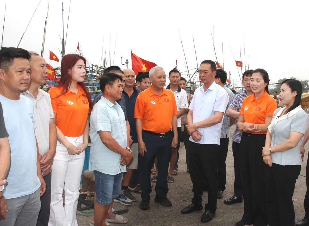 Trao tặng cờ Tổ quốc cho ngư dân Sầm Sơn, lan tỏa tinh thần yêu nước