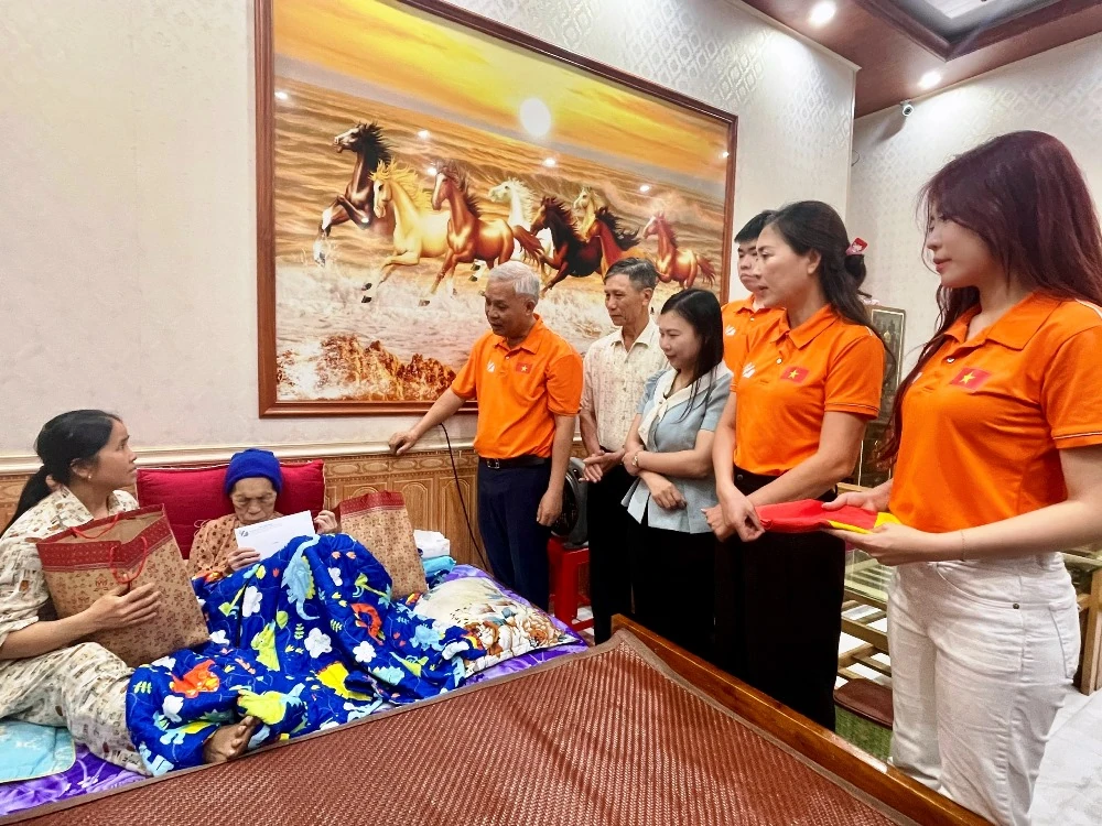 Trao tặng cờ Tổ quốc cho ngư dân Sầm Sơn, lan tỏa tinh thần yêu nước