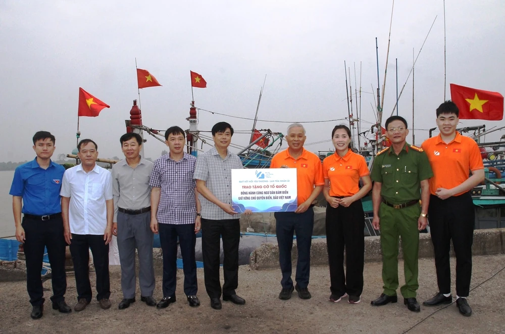 Trao tặng cờ Tổ quốc cho ngư dân Sầm Sơn, lan tỏa tinh thần yêu nước