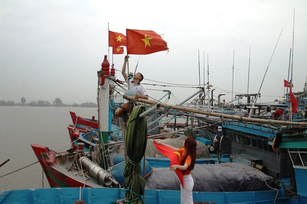 Trao tặng cờ Tổ quốc cho ngư dân Sầm Sơn, lan tỏa tinh thần yêu nước