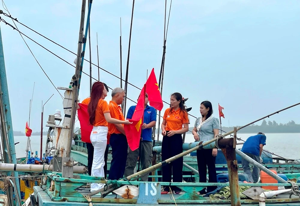Trao tặng cờ Tổ quốc cho ngư dân Sầm Sơn, lan tỏa tinh thần yêu nước
