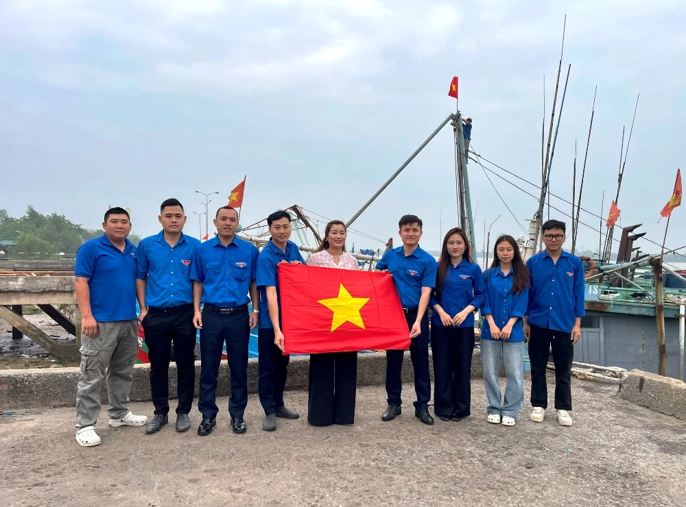 Trao tặng cờ Tổ quốc cho ngư dân Sầm Sơn, lan tỏa tinh thần yêu nước