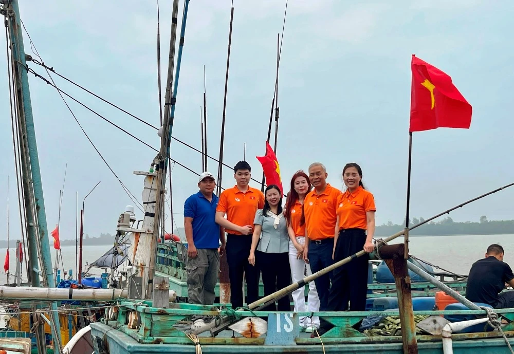 Trao tặng cờ Tổ quốc cho ngư dân Sầm Sơn, lan tỏa tinh thần yêu nước