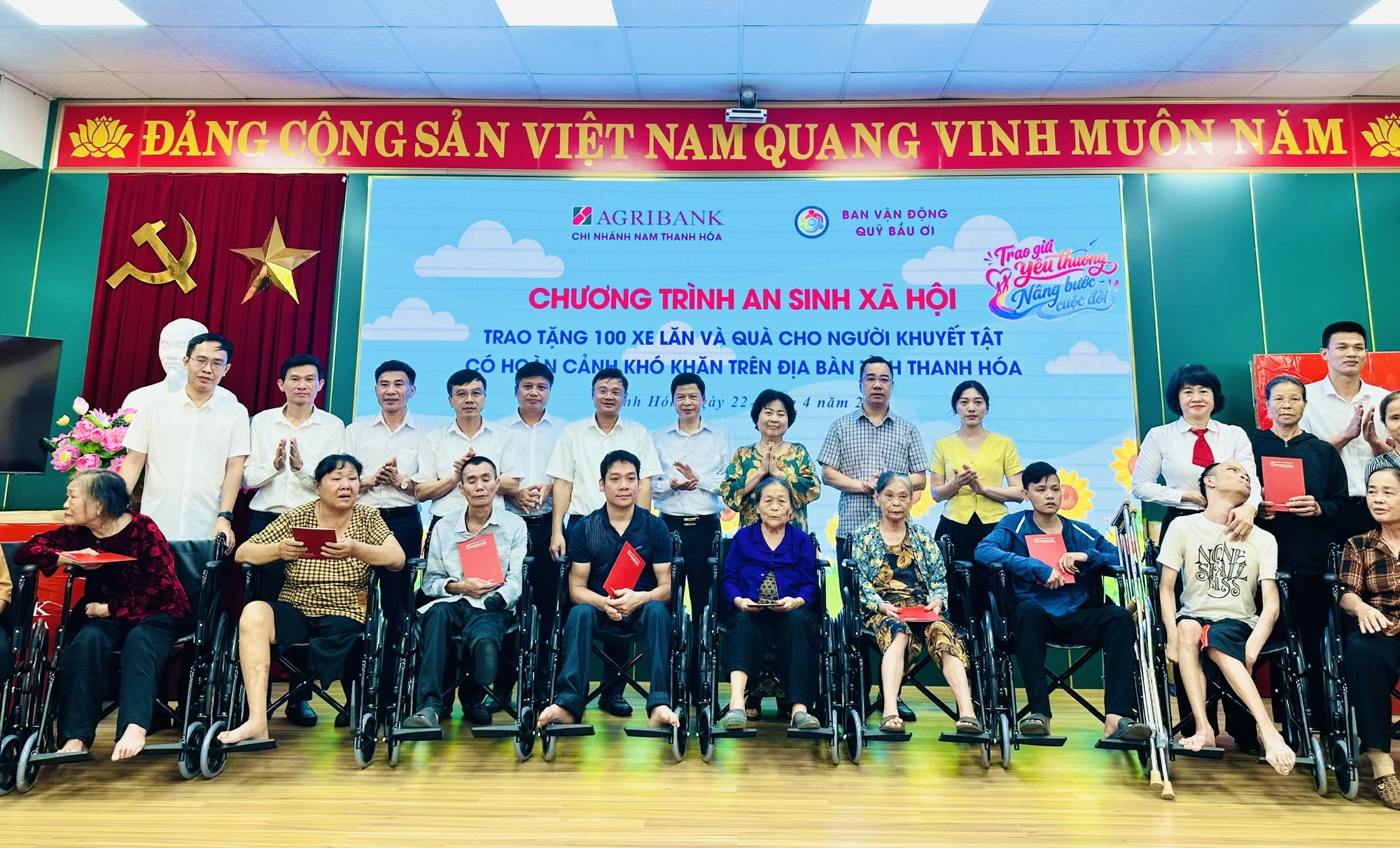 Agribank Nam Thanh Hóa trao tặng xe lăn và quà cho người khuyết tật