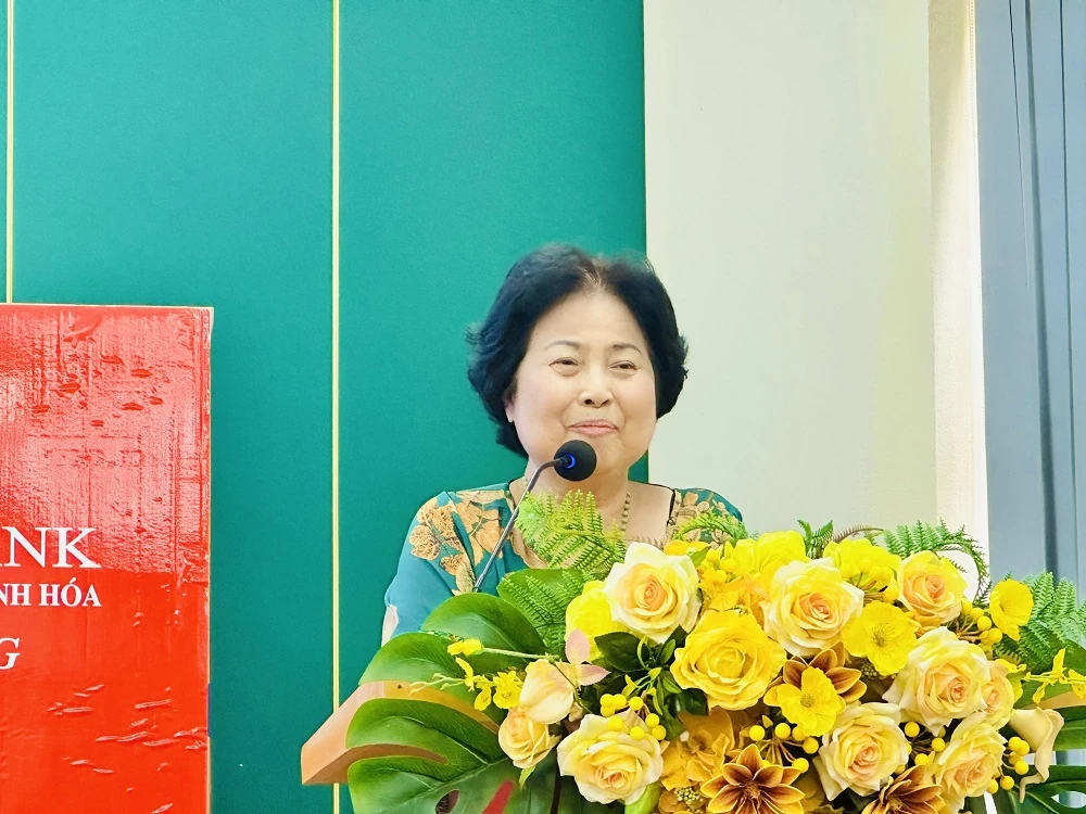 Agribank Nam Thanh Hóa trao tặng xe lăn và quà cho người khuyết tật