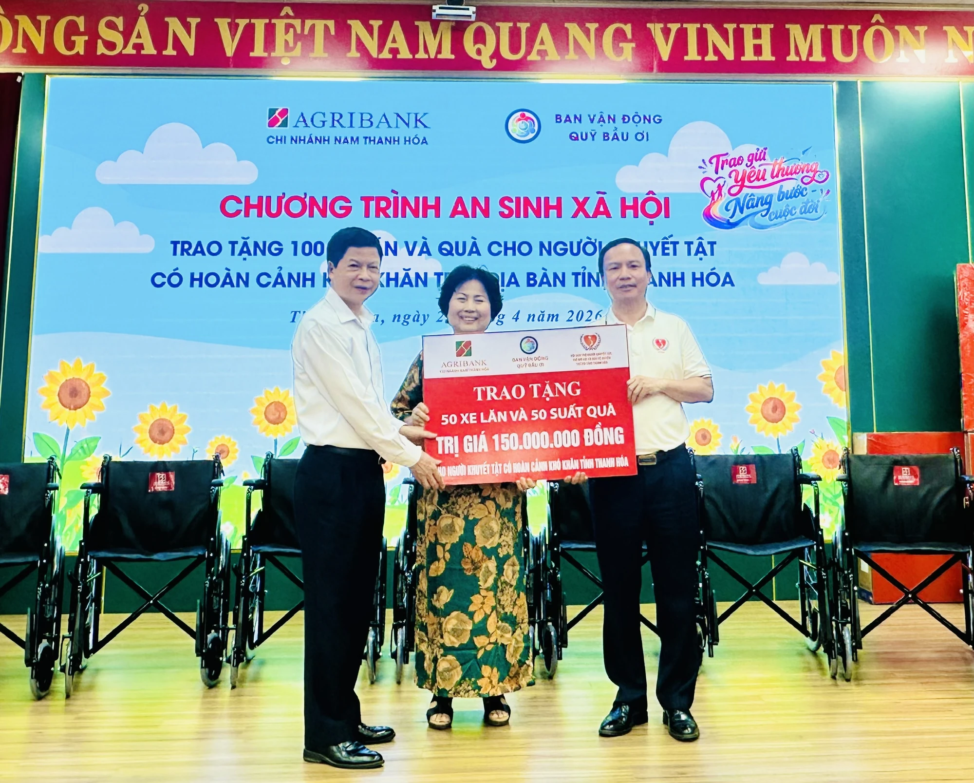 Agribank Nam Thanh Hóa trao tặng xe lăn và quà cho người khuyết tật