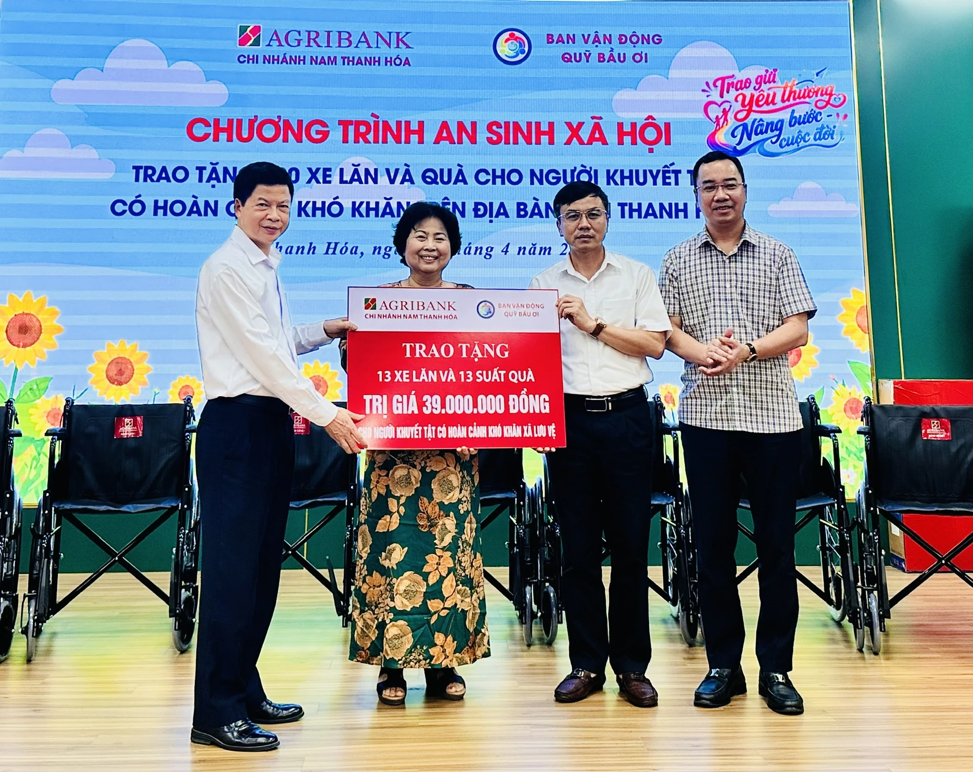 Agribank Nam Thanh Hóa trao tặng xe lăn và quà cho người khuyết tật