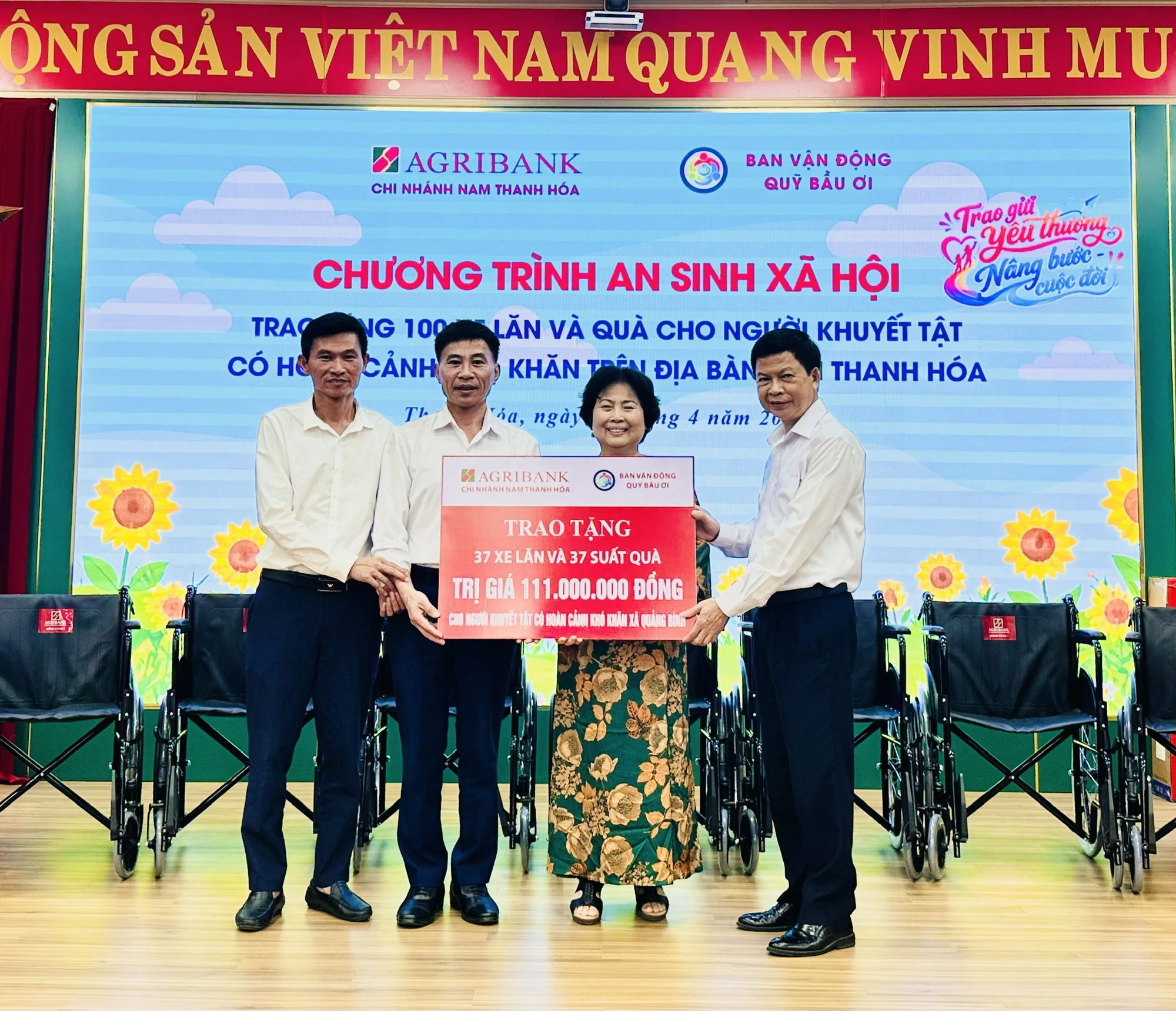 Agribank Nam Thanh Hóa trao tặng xe lăn và quà cho người khuyết tật