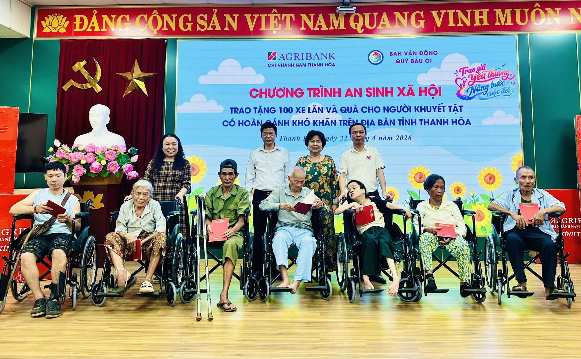 Agribank Nam Thanh Hóa trao tặng xe lăn và quà cho người khuyết tật