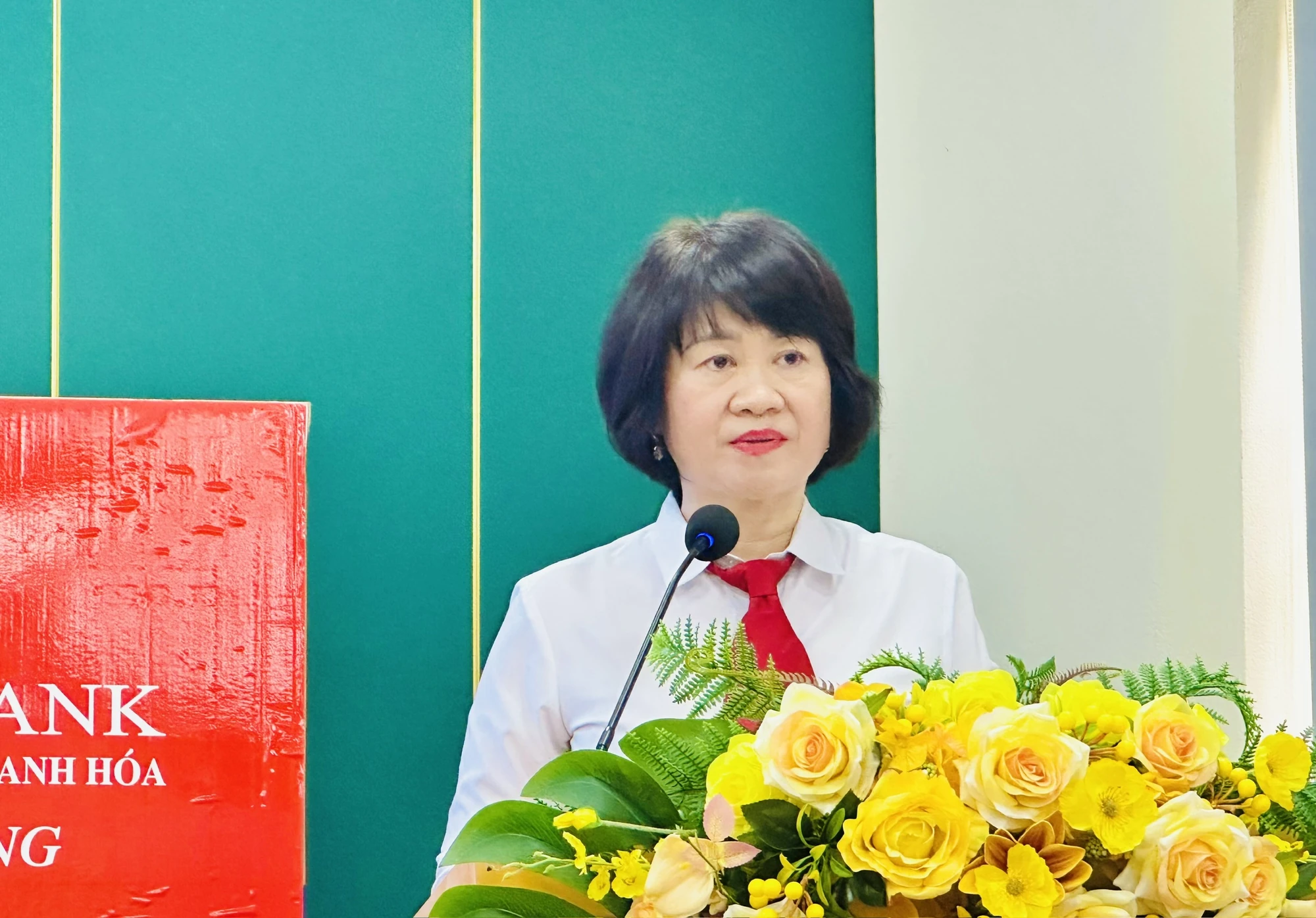 Agribank Nam Thanh Hóa trao tặng xe lăn và quà cho người khuyết tật