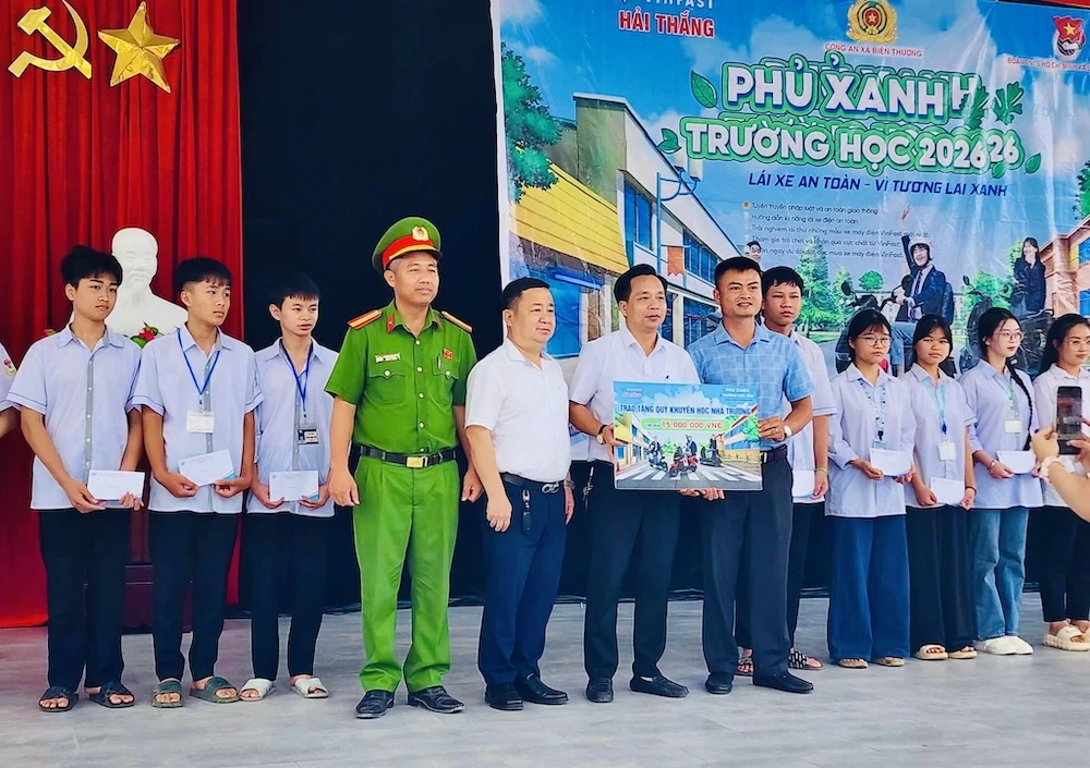 Hơn 800 học sinh Trường THPT Tống Duy Tân học cách lái xe an toàn