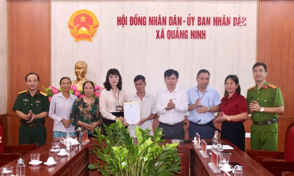 Trao giấy khai sinh cho “liệt sĩ” trở về sau 45 năm lưu lạc