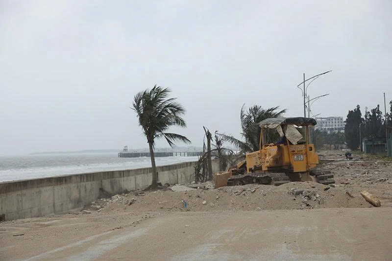 Dựng “lá chắn” đê, kè biển trước mùa mưa bão