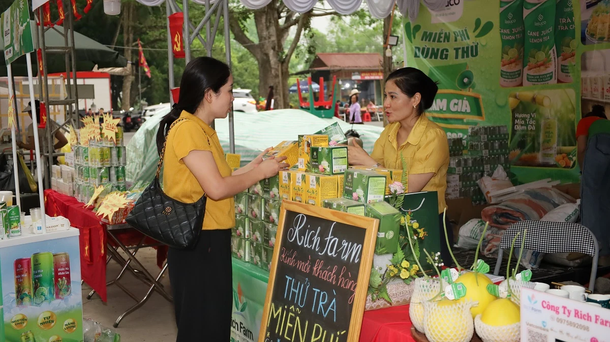 Nhiều sản phẩm OCOP hội tụ tại lễ hội Đền thờ Lê Hoàn