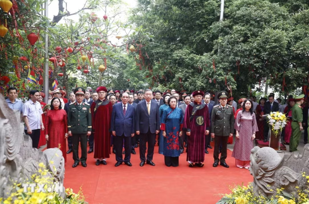 Tổng Bí thư, Chủ tịch nước Tô Lâm dâng hương tưởng niệm các Vua Hùng tại Phú Thọ