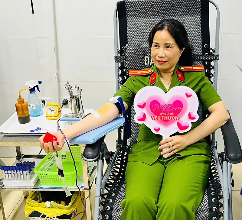2 cán bộ Cảnh sát cơ động hiến máu kịp thời cứu bệnh nhân qua cơn nguy kịch