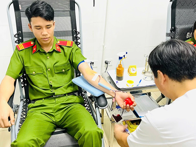 2 cán bộ Cảnh sát cơ động hiến máu kịp thời cứu bệnh nhân qua cơn nguy kịch