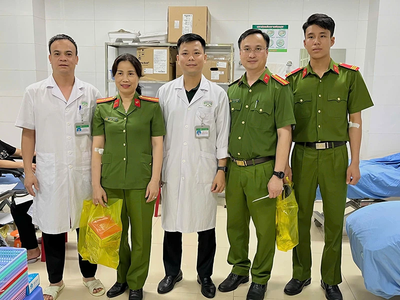 2 cán bộ Cảnh sát cơ động hiến máu kịp thời cứu bệnh nhân qua cơn nguy kịch