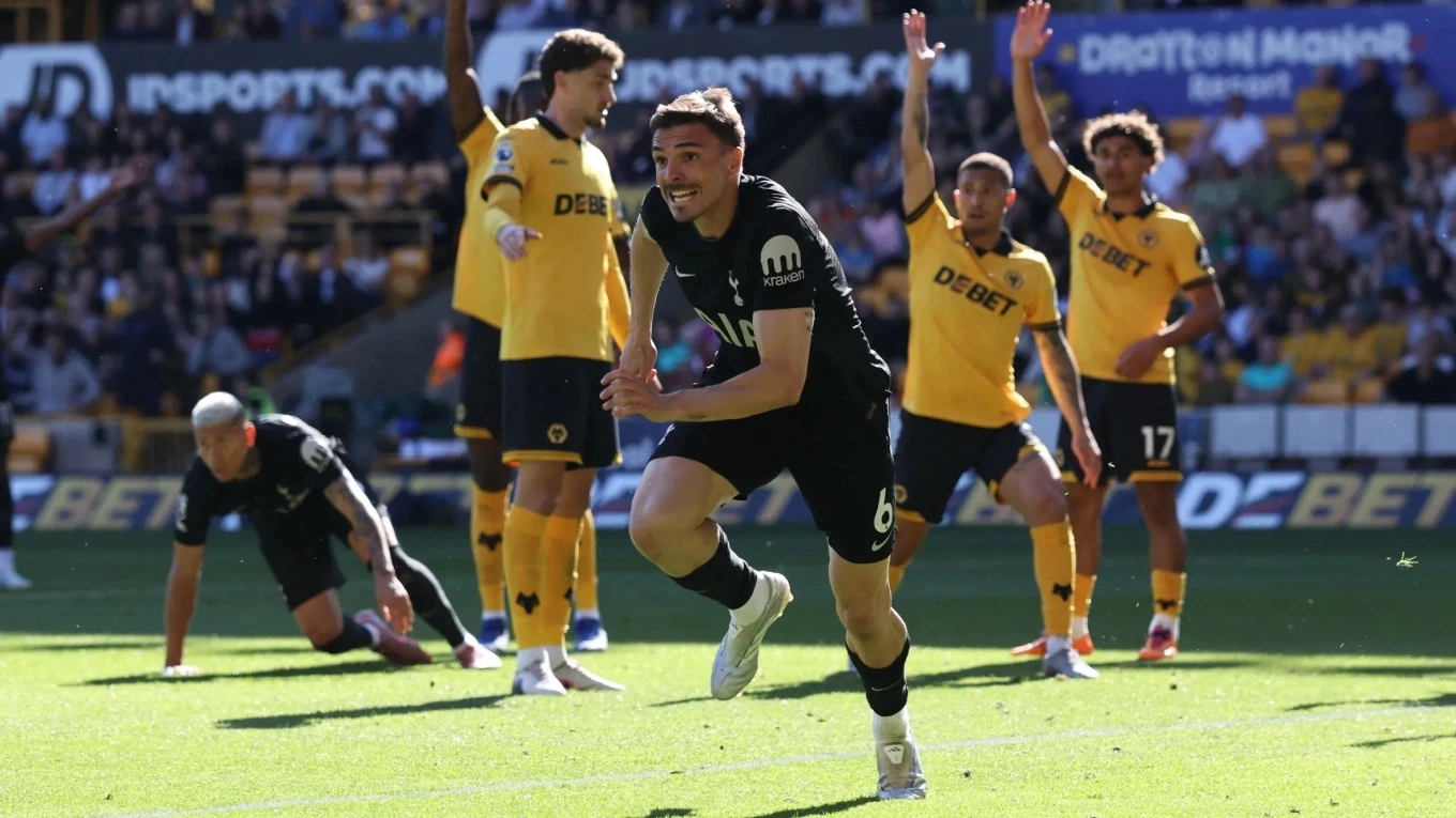 Arsenal đòi lại ngôi đầu, Liverpool áp sát Top 3; Xuân Son kém duyên ngày Nam Định bị cầm hòa