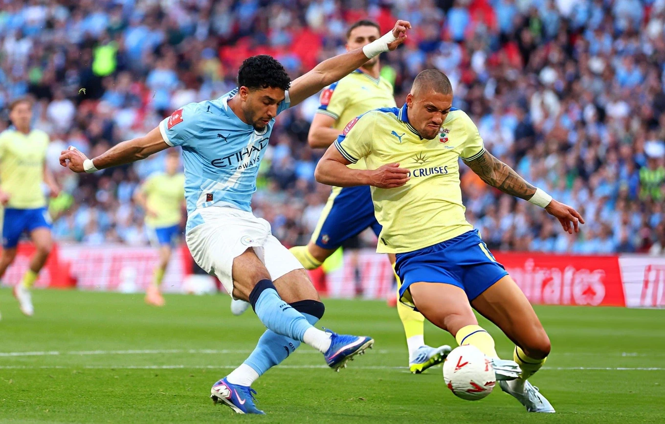 Arsenal đòi lại ngôi đầu, Liverpool áp sát Top 3; Xuân Son kém duyên ngày Nam Định bị cầm hòa