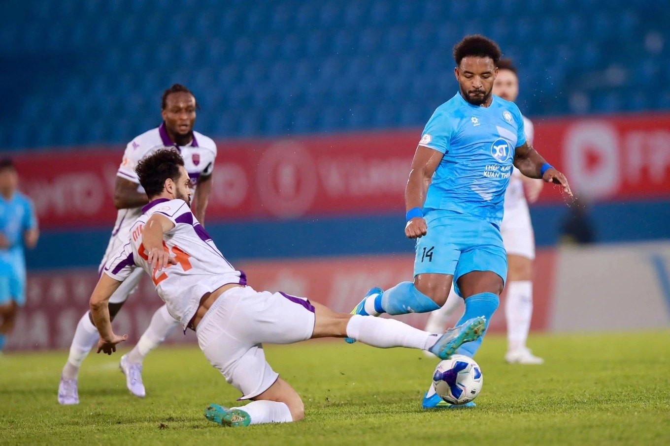 Arsenal đòi lại ngôi đầu, Liverpool áp sát Top 3; Xuân Son kém duyên ngày Nam Định bị cầm hòa