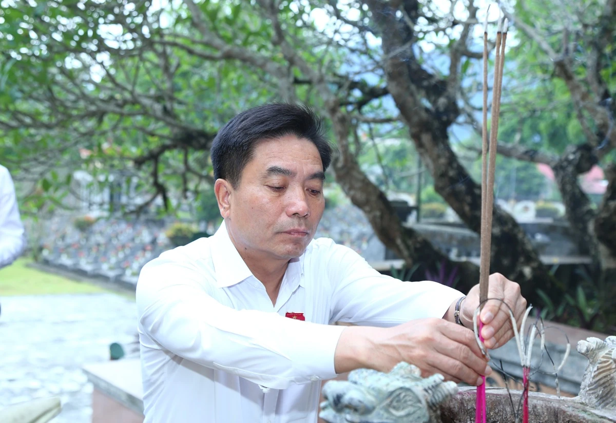 Phó Chủ tịch Quốc hội Nguyễn Doãn Anh dâng hương tưởng niệm các anh hùng liệt sĩ tại Nghĩa trang Liệt sĩ Quốc tế Đồng Tâm