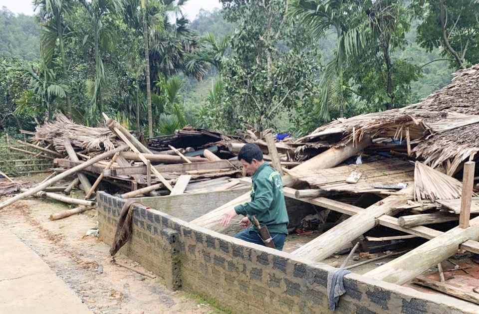 Mưa lớn kèm dông lốc mạnh, gây sập đổ nhà sàn khiến 1 học sinh tử vong