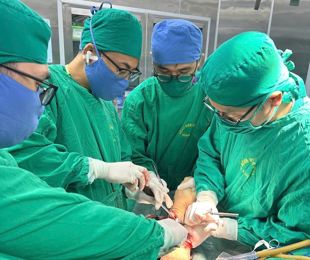 6 giờ nghẹt thở nối thành công cẳng tay đứt rời cho nam bệnh nhân