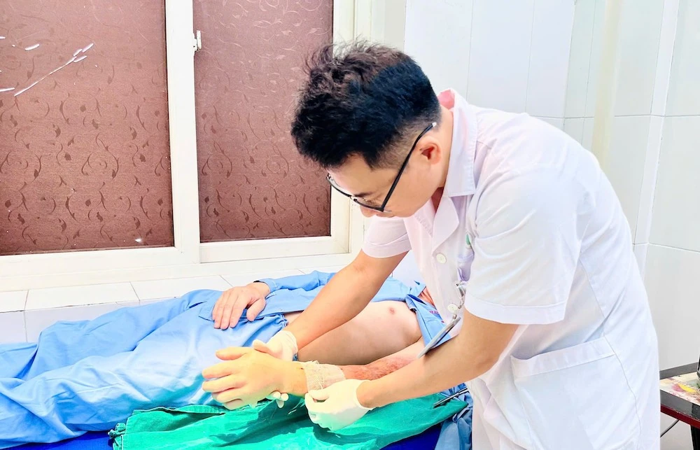 6 giờ nghẹt thở nối thành công cẳng tay đứt rời cho nam bệnh nhân