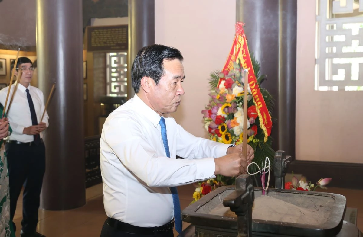 Đoàn đại biểu tỉnh Thanh Hóa dâng hương tưởng niệm Chủ tịch Hồ Chí Minh, Mẹ Việt Nam Anh hùng và các Anh hùng liệt sĩ