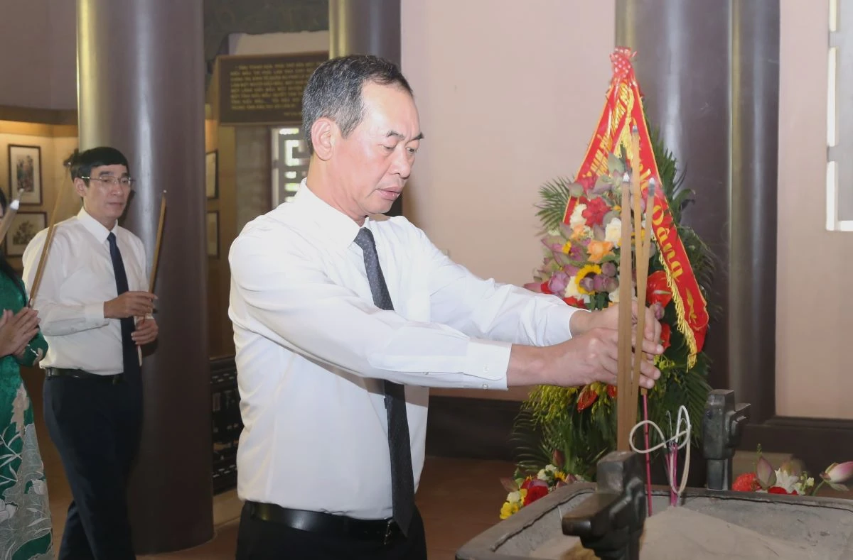 Đoàn đại biểu tỉnh Thanh Hóa dâng hương tưởng niệm Chủ tịch Hồ Chí Minh, Mẹ Việt Nam Anh hùng và các Anh hùng liệt sĩ