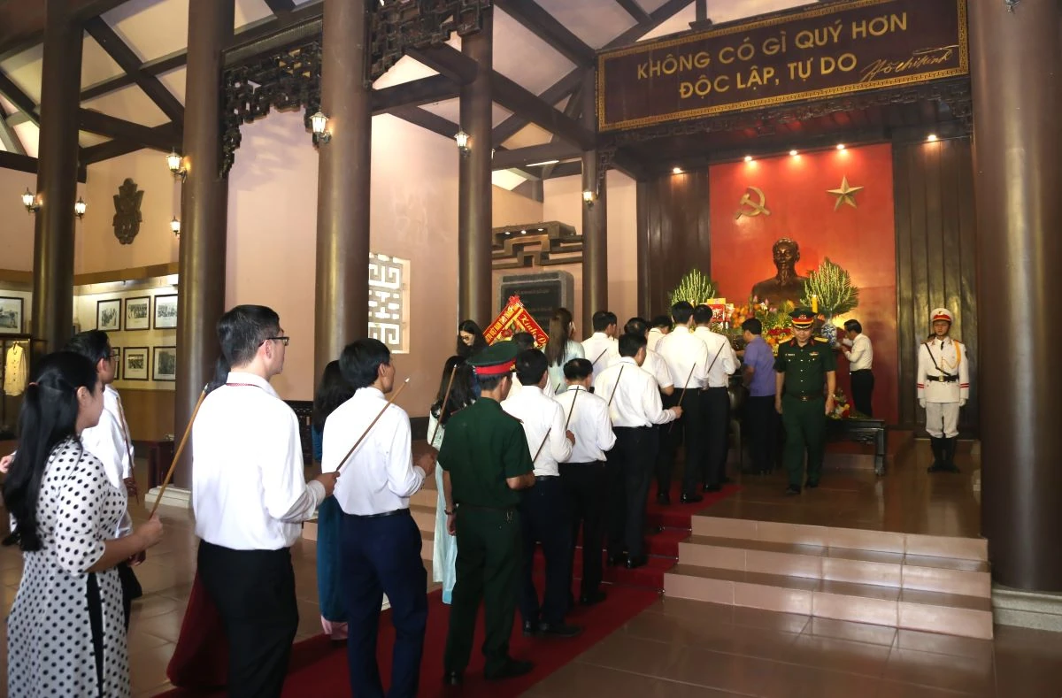 Đoàn đại biểu tỉnh Thanh Hóa dâng hương tưởng niệm Chủ tịch Hồ Chí Minh, Mẹ Việt Nam Anh hùng và các Anh hùng liệt sĩ