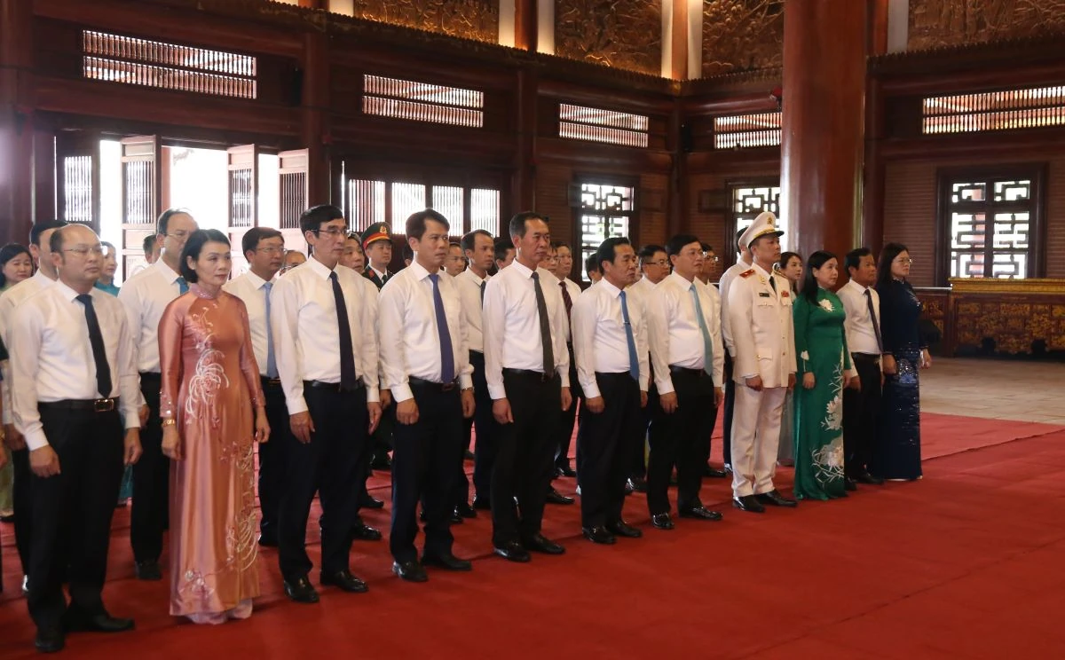 Đoàn đại biểu tỉnh Thanh Hóa dâng hương tưởng niệm Chủ tịch Hồ Chí Minh, Mẹ Việt Nam Anh hùng và các Anh hùng liệt sĩ