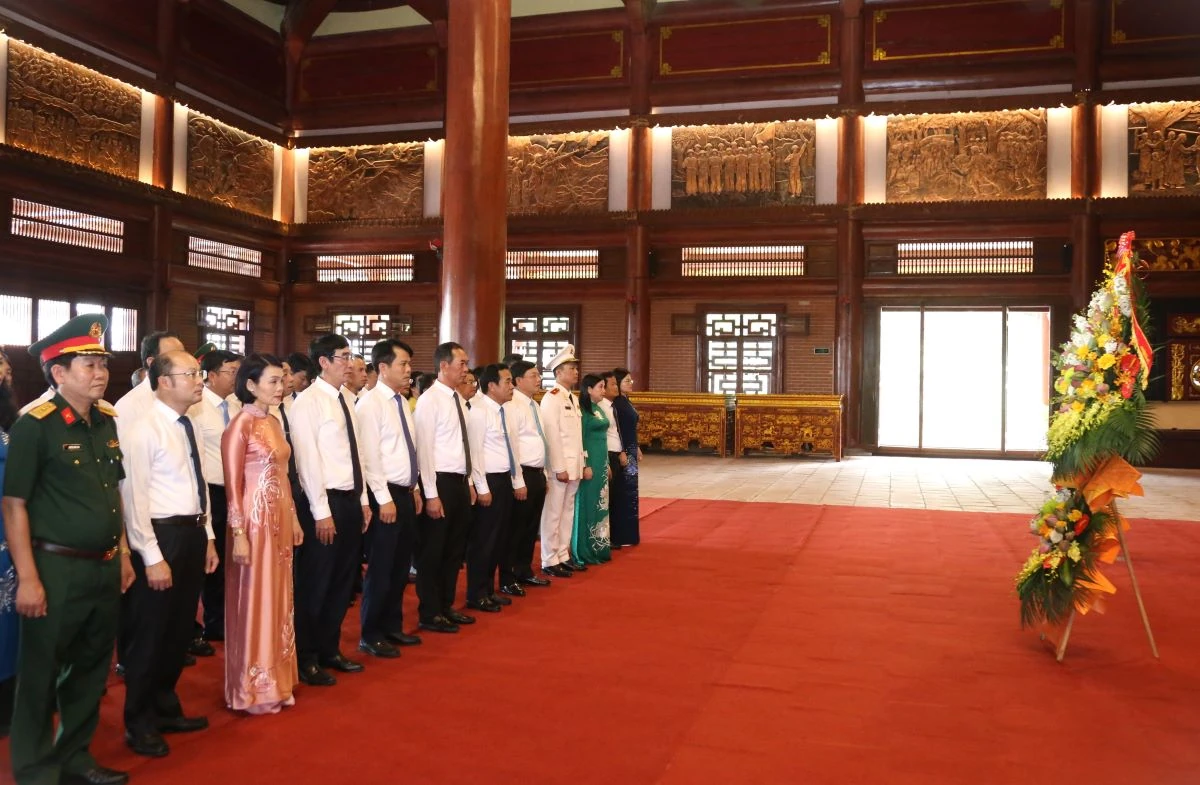 Đoàn đại biểu tỉnh Thanh Hóa dâng hương tưởng niệm Chủ tịch Hồ Chí Minh, Mẹ Việt Nam Anh hùng và các Anh hùng liệt sĩ