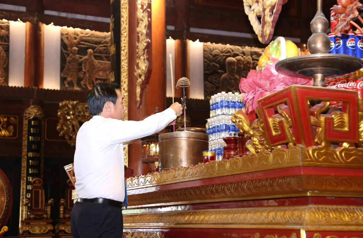 Đoàn đại biểu tỉnh Thanh Hóa dâng hương tưởng niệm Chủ tịch Hồ Chí Minh, Mẹ Việt Nam Anh hùng và các Anh hùng liệt sĩ